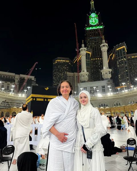 6 Momen Roger Danuarta dan Cut Meyriska saat Umrah Bersama 2 Anaknya, Berdoa sampai Nangis di Depan Ka'bah