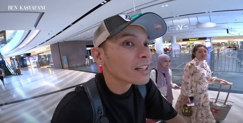 Momen Romantis Marshanda dan Ben Kasyafani saat Temani sang Anak Nonton Konser di Singapura