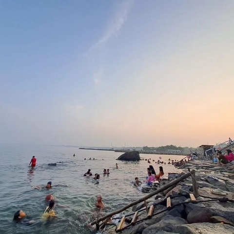 Mengunjungi Pantai Boom yang Unik di Lampung Selatan, Bisa Terapi Air Panas di Pinggir Laut