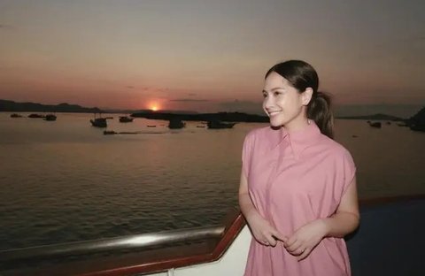 Cantik dan Elegan, 4 Potret Liburan Nagita Slavina Nikmati Senja di Labuan Bajo di Atas Kapal