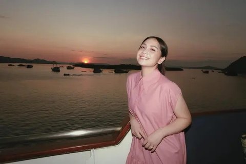 Cantik dan Elegan, 4 Potret Liburan Nagita Slavina Nikmati Senja di Labuan Bajo di Atas Kapal