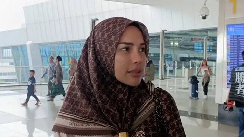 Cantik Berhijab, Nikita Mirzani Berangkat Umrah saat Perseteruan dengan Vadel Badjideh