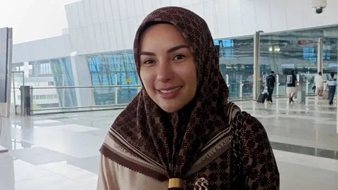 Cantik Berhijab, Nikita Mirzani Berangkat Umrah saat Perseteruan dengan Vadel Badjideh