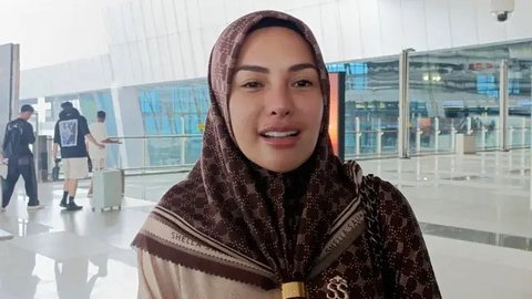 Cantik Berhijab, Nikita Mirzani Berangkat Umrah saat Perseteruan dengan Vadel Badjideh