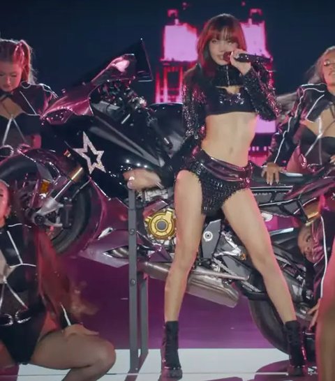 6 Potret Lisa BLACKPINK Jadi VS Angel di Victoria's Secret Fashion Show, Tampil Menawan dengan Bra dan Sayap