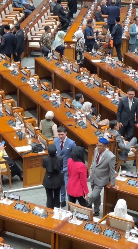 Potret Verrell Bramasta saat Hadir Sidang Paripurna DPR, Mirip Oppa-Oppa Korea