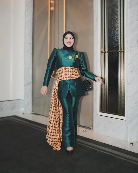 4 Inspirasi Kebaya Batik Ala Selebriti dari Aurel Hermansyah hingga Aaliyah Massaid