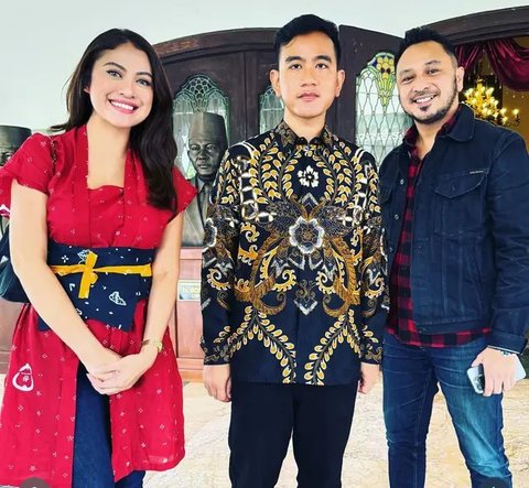 Bakal Jadi Istri Pejabat, Begini  OOTD Cynthia Riza Istri Giring Ganesha saat Pakai Wastra Nusantara