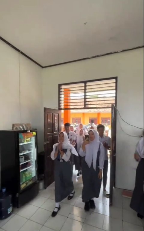 Keren Banget, Aksi Para Siswa Berikan Kejutan Ultah untuk Bapak Kantin Ini Curi Perhatian