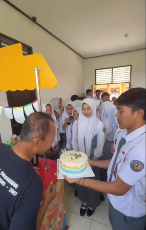 Keren Banget, Aksi Para Siswa Berikan Kejutan Ultah untuk Bapak Kantin Ini Curi Perhatian