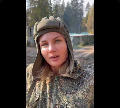 Cantik Mempesona, Potret Tentara Wanita Rusia di Garis Depan Perang Ukraina dari Atas Tank Keluarkan Pernyataan Mengerikan