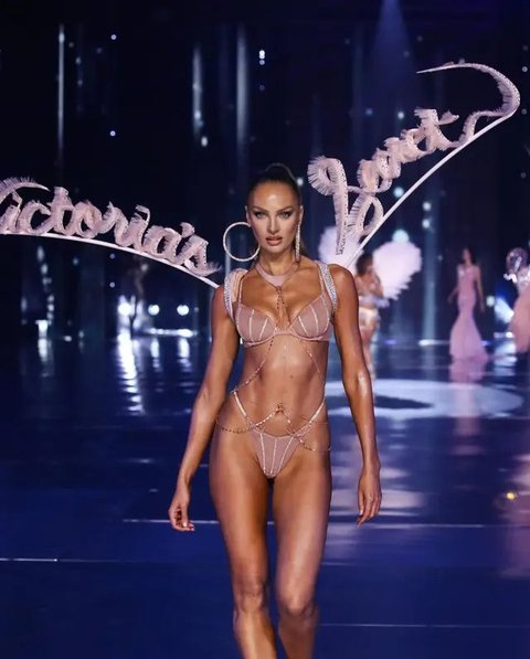 8 Gaya Memukau Para 'Angels' Bersayap Megah di Victoria's Secret Fashion Show 2024