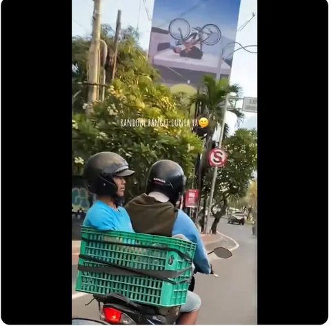 6 Gambar Tempat Duduk Unik di Motor: POV Menyulitkan Diri Sendiri