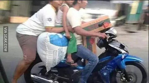 6 Gambar Tempat Duduk Unik di Motor: POV Menyulitkan Diri Sendiri