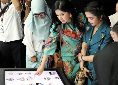 6 Gaya Formal Istri-Istri Menteri saat Kunjungan ke Museum Nasional, Annisa Pohan dan Niena Kirana Kompak Pakai Dress hijau