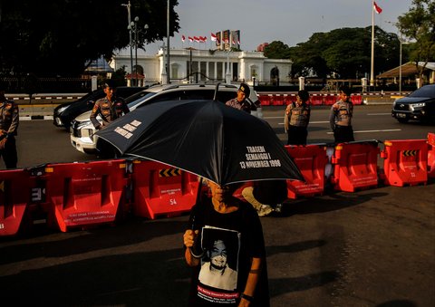 FOTO: Aksi Kamisan Terakhir di Pemerintahan Jokowi, Aktivis Bacakan Surat Penuh Kekecewaan