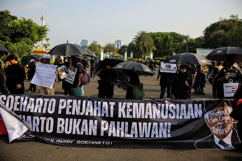 FOTO: Aksi Kamisan Terakhir di Pemerintahan Jokowi, Aktivis Bacakan Surat Penuh Kekecewaan