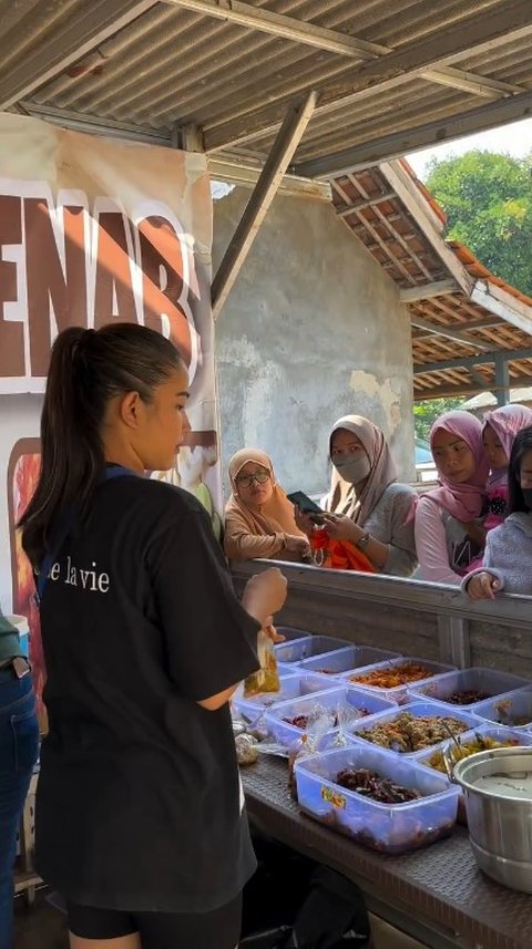 7 Gaya Istri Young Lex Eriska Nakesya Layani Pembeli di Warung Makanan Sunda Dekat Rumahnya