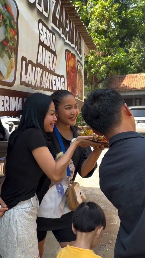 7 Gaya Istri Young Lex Eriska Nakesya Layani Pembeli di Warung Makanan Sunda Dekat Rumahnya