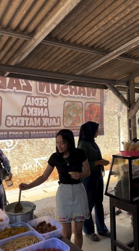 7 Gaya Istri Young Lex Eriska Nakesya Layani Pembeli di Warung Makanan Sunda Dekat Rumahnya