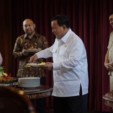 Pesta Kecil-kecilan Ultah ke-73 Prabowo, Dapat Kejutan dari Calon Wamen hingga Potong Tumpeng Bareng Titiek & Didit