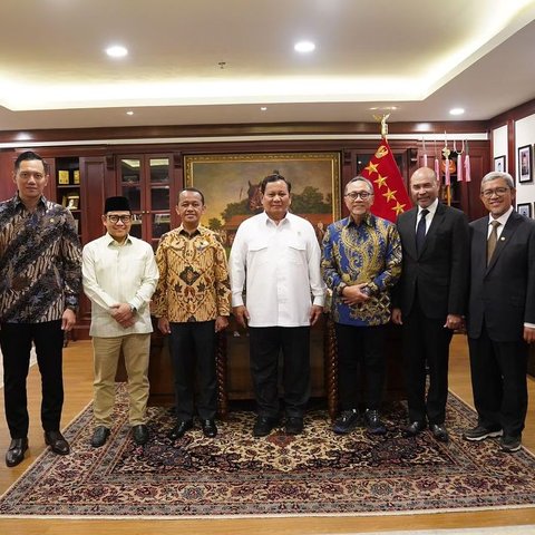 Pesta Kecil-kecilan Ultah ke-73 Prabowo, Dapat Kejutan dari Calon Wamen hingga Potong Tumpeng Bareng Titiek & Didit