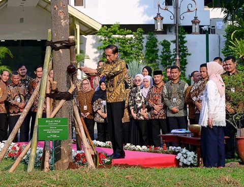 Ini Filosofi Bunga yang Ditanam Presiden Jokowi & Ibu Iriana Sebagai Kenang-Kenangan Jelang Pensiun