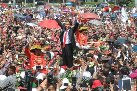 FOTO: Ragam Gaya Jokowi Ketika Bertemu Rakyat, dari Motoran hingga Main Sepak Bola