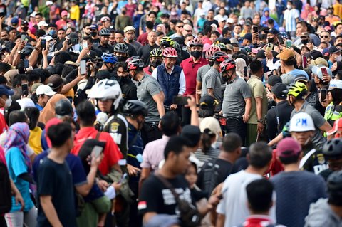 FOTO: Ragam Gaya Jokowi Ketika Bertemu Rakyat, dari Motoran hingga Main Sepak Bola