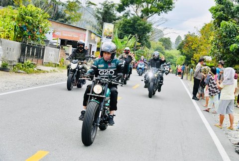 FOTO: Ragam Gaya Jokowi Ketika Bertemu Rakyat, dari Motoran hingga Main Sepak Bola