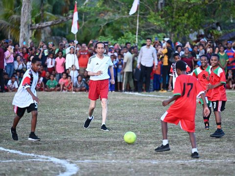 FOTO: Ragam Gaya Jokowi Ketika Bertemu Rakyat, dari Motoran hingga Main Sepak Bola