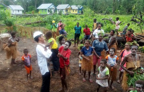 FOTO: Ragam Gaya Jokowi Ketika Bertemu Rakyat, dari Motoran hingga Main Sepak Bola