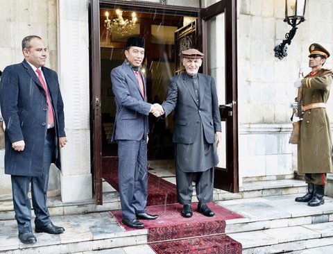 FOTO: Melihat Lagi Aksi Jokowi saat Kunjungi Negara Konflik