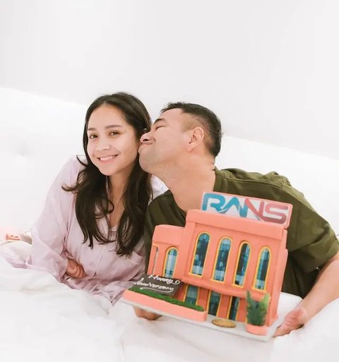 Cantik Natural Tanpa Riasan, 6 Potret Nagita Slavina Rayakan 10 Tahun Pernikahan dengan Raffi Ahmad Cuma Pakai Piyama Pink