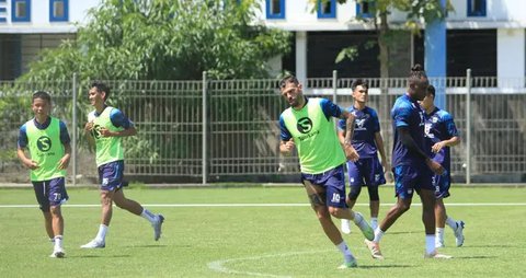 Pemain Persib ini Sempat Pingsan Usai Terkena Bola Tendangan Pemain Persebaya, Puji Respons Cepat Tim Medis