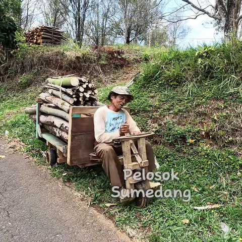 Kreatif Banget, Warga Sumedang Bikin “Truk” Kayu Tanpa Mesin untuk Bantu Ngarit