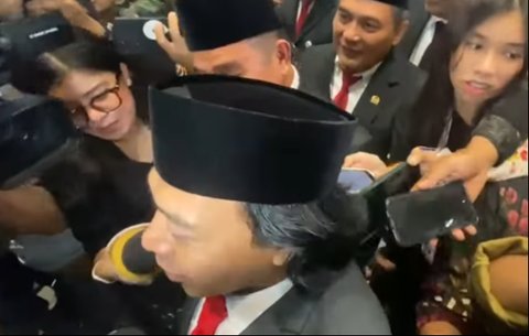 Diburu Sampai Dikejar-kejar, Komeng Jadi Rebutan Usai Dilantik DPD & Bikin Ngakak Keluarkan Celetuk Kocak 'Mobil Mogok'