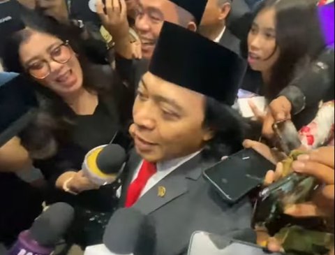 Diburu Sampai Dikejar-kejar, Komeng Jadi Rebutan Usai Dilantik DPD & Bikin Ngakak Keluarkan Celetuk Kocak 'Mobil Mogok'