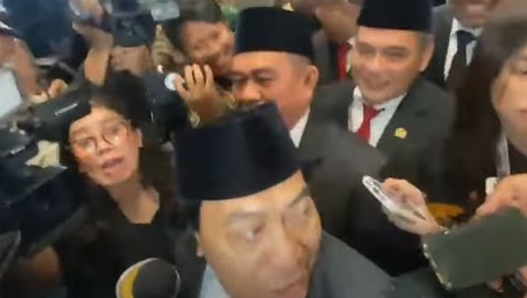 Diburu Sampai Dikejar-kejar, Komeng Jadi Rebutan Usai Dilantik DPD & Bikin Ngakak Keluarkan Celetuk Kocak 'Mobil Mogok'