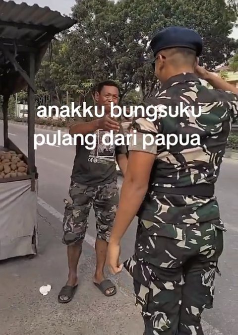 Momen Anggota TNI Pulang ke Rumah untuk Bertemu Ayahnya yang Seorang Penjual Buah Kaki Lima Ini Viral, Bikin Haru