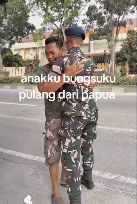 Momen Anggota TNI Pulang ke Rumah untuk Bertemu Ayahnya yang Seorang Penjual Buah Kaki Lima Ini Viral, Bikin Haru