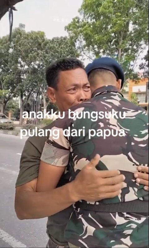 Momen Anggota TNI Pulang ke Rumah untuk Bertemu Ayahnya yang Seorang Penjual Buah Kaki Lima Ini Viral, Bikin Haru