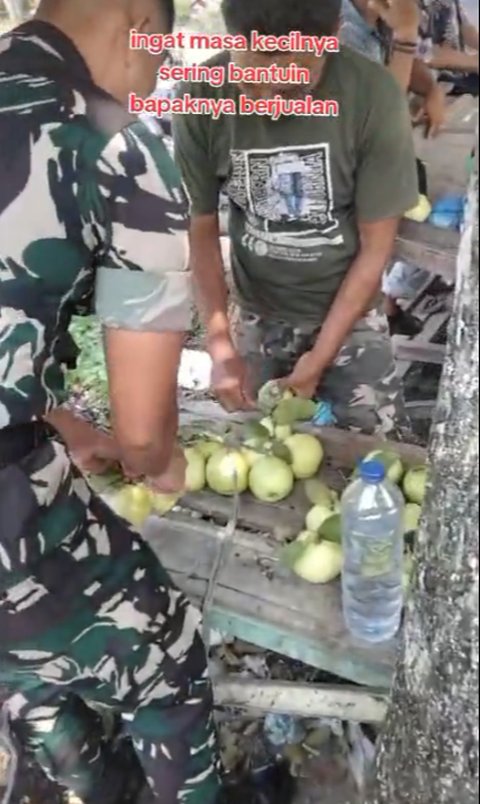 Momen Anggota TNI Pulang ke Rumah untuk Bertemu Ayahnya yang Seorang Penjual Buah Kaki Lima Ini Viral, Bikin Haru