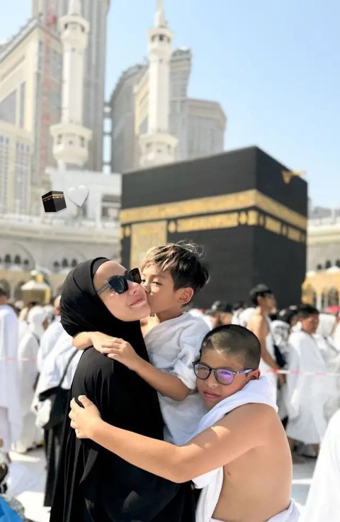 Nikita Mirzani Umrah Bareng dua Putranya dan Wakafkan 300 Alquran