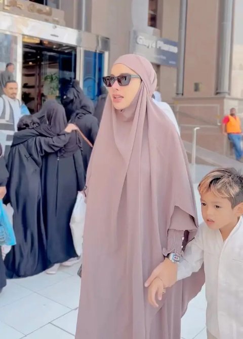 Nikita Mirzani Umrah Bareng dua Putranya dan Wakafkan 300 Alquran