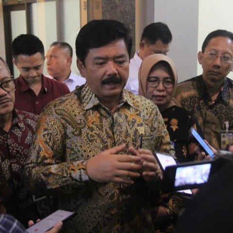 Akhir Pekan Habiskan Waktu dengan Keluarga, Potret Pensiunan Jenderal Gendong Dua Cucu Dibanjiri Pujian