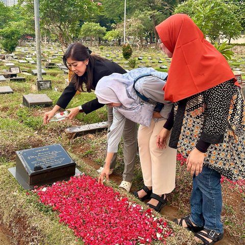 Sebelum Dilantik Jadi Menteri, Potret Meutya Hafid Ziarah Kubur Ortu 'Tetap Sehat, Lancar Rezeki dan Pekerjaannya'