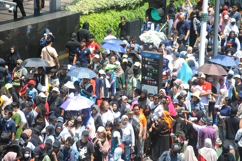 FOTO: Antrean Warga Mengular Serbu Stand UMKM yang Ramaikan Pesta Rakyat Prabowo-Gibran di Bundaran HI