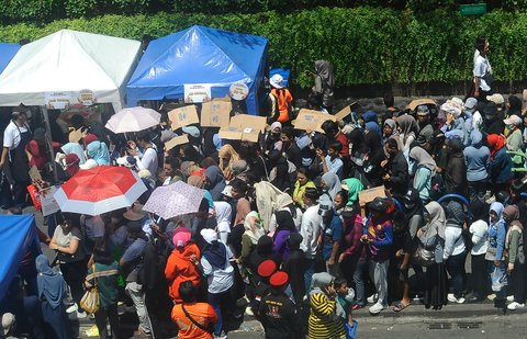 FOTO: Antrean Warga Mengular Serbu Stand UMKM yang Ramaikan Pesta Rakyat Prabowo-Gibran di Bundaran HI