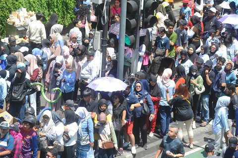 FOTO: Antrean Warga Mengular Serbu Stand UMKM yang Ramaikan Pesta Rakyat Prabowo-Gibran di Bundaran HI